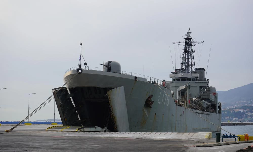 Λέσβος: Αρματαγωγό πλοίο πάει στο νησί